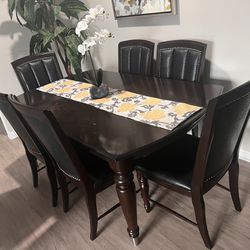 Dinning Table Set - 4 Chairs And It Can Be Extended 