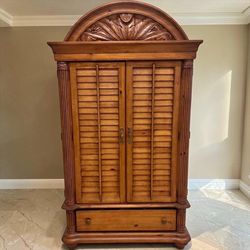 Beautiful Palm Court-Tommy Bahama style (delivery available)