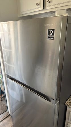 Samsung refrigerator w ice maker