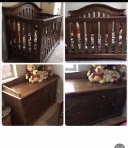 Beautiful Real Wood Crib And Table Change Set 