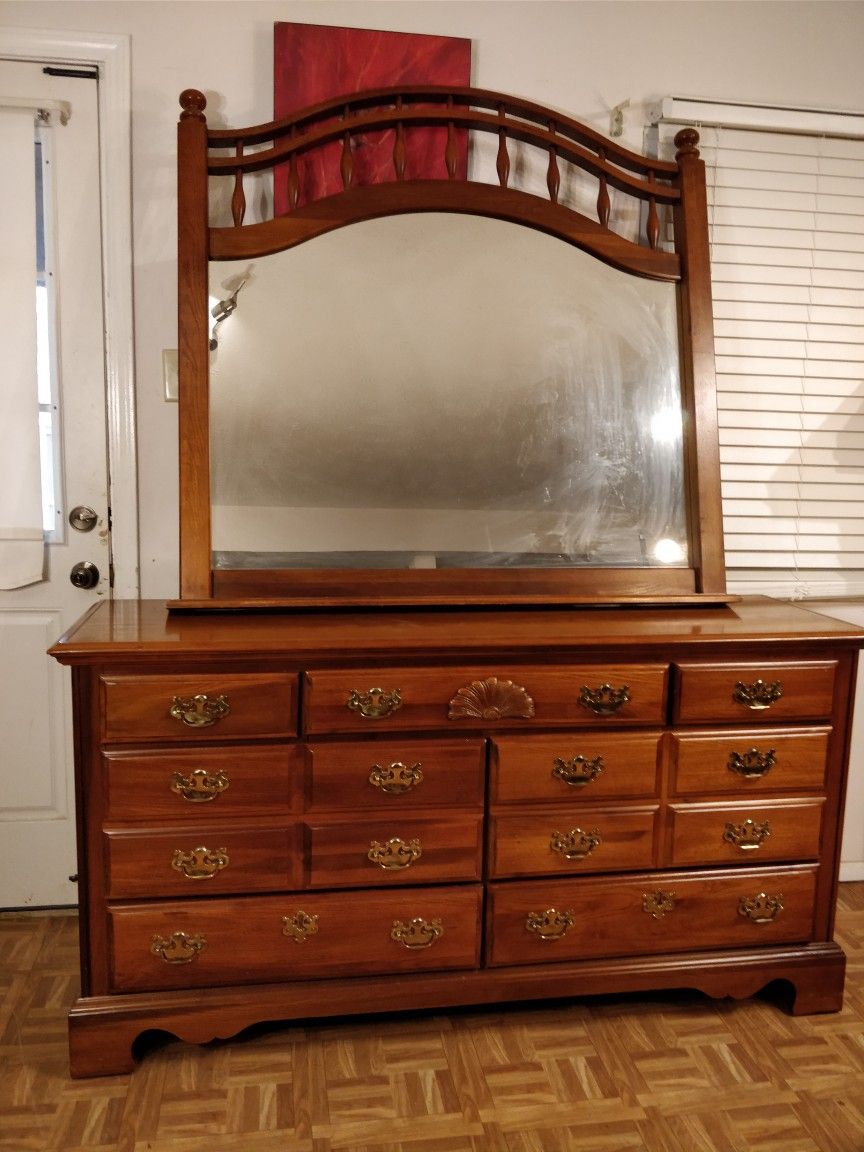 Nice wooden big dresser with big drawers and big mirror in very good condition,