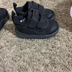 Black Nike Shoes  4c 