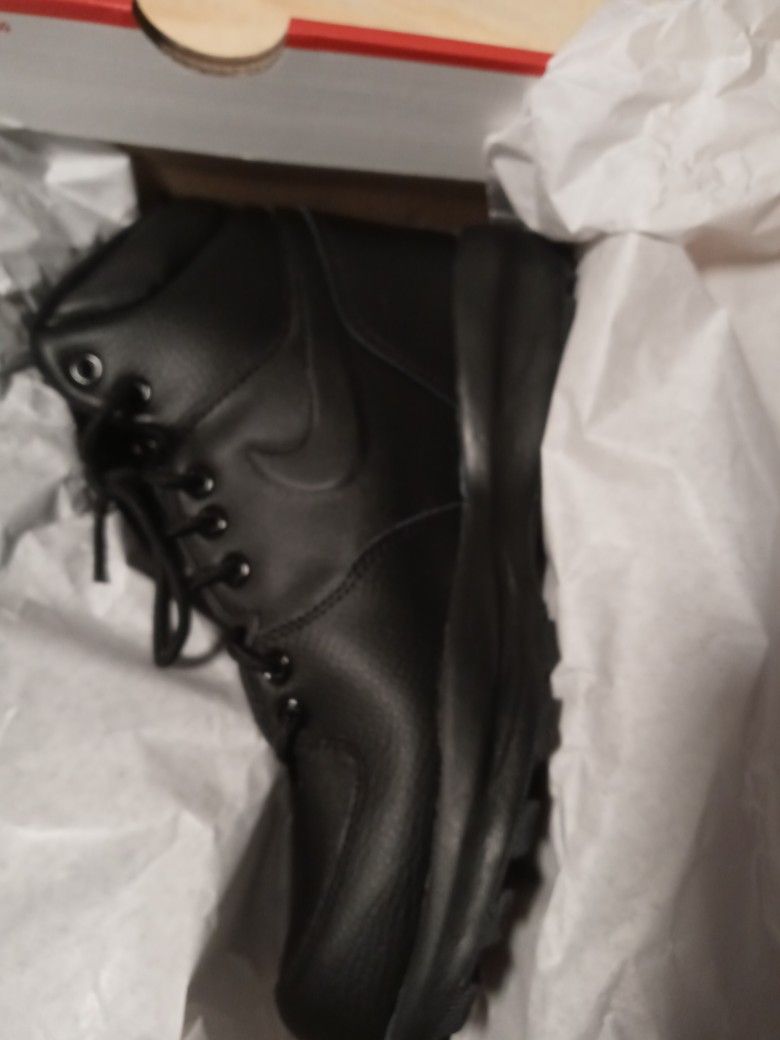 NEW IN BOX NIKE BOOT SIZE 7 MEN