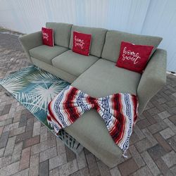 KLAUSSNER FURNITURE. 2-Piece Sectional Sofá whit chaise lounge, Olive green. Delivery available for an additional cost.Dimensions 115x65. 