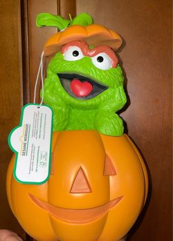 Oscar the Grouch Halloween statue
