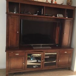 Entertainment/TV Unit/Stand With Hutch