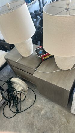 2 Night Stands With 2 Lamps