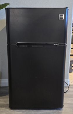 RCA Compact Refrigerator with Freezer – Black (3.2 cu ft)