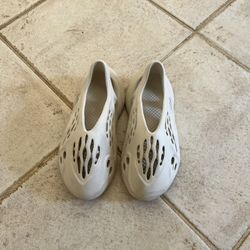 Yeezy Foam Slides / Mens 6