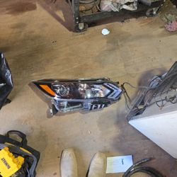 2020 Nissan Rogue Right Front Headlight Assembly 