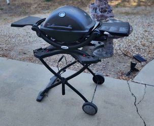 Weber Q1200 with Rolling Cart