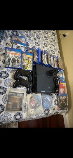 PS4 Console Bundle with 2 Controllers and 21  Games