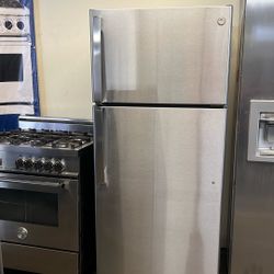 GE STAINLESS STEEL TOP FREEZER 18 CF APARTMENT SIZE 