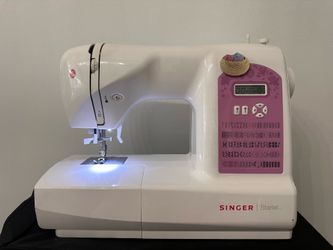 SINGER SEWING CO. USA MODEL 6699 MACHINE WHITE WITH PINK PANEL
