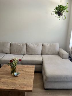 Great condition large sectional couch (Living Spaces)