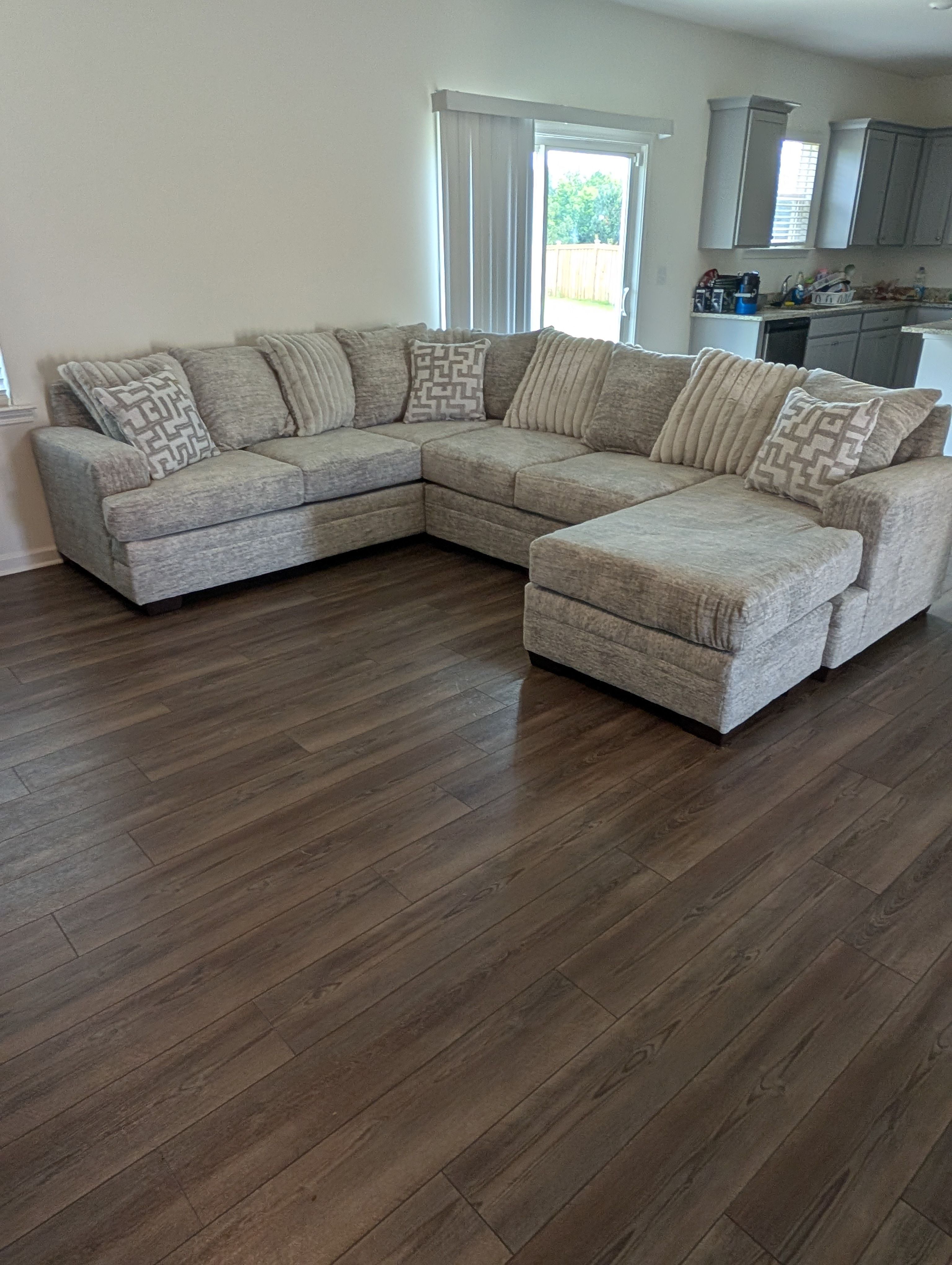 Devin Sectional w Pillows