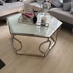 Modern Coffee Table! Excellent condition! 