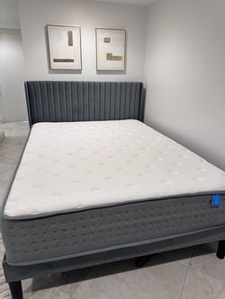 Brand New Queen Sized Bed with High Quality 12 inch Memory Foam Mattress. Never Used. Value $650. Pick up in Miami Beach