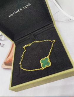 Elegant Green Clover Bracelet