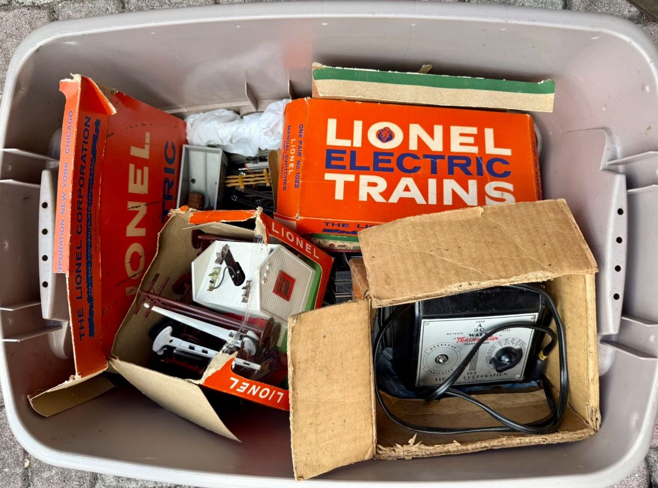 ⭕️ Box of Lionel Electric Trains Parts and Accessories