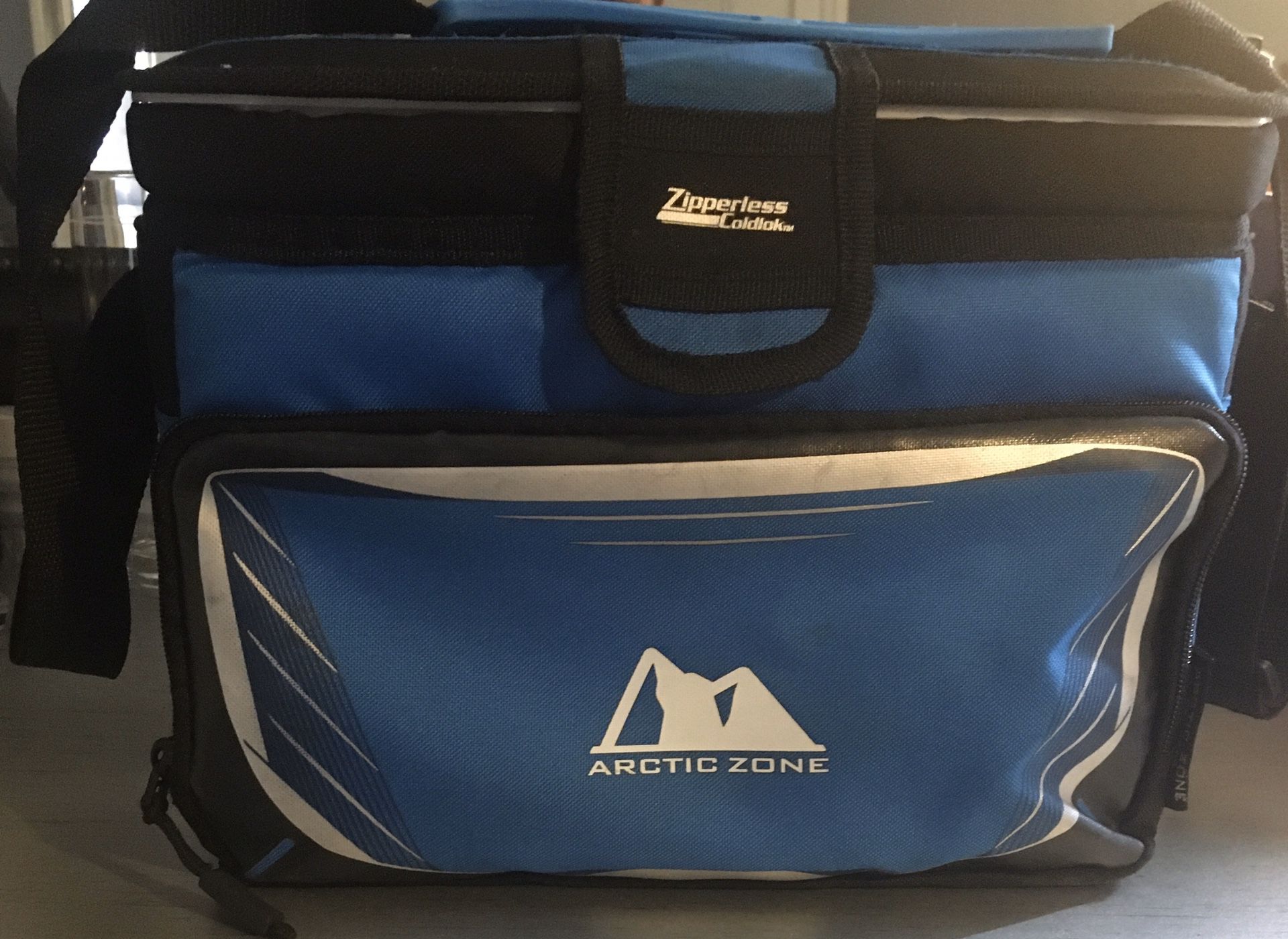 Arctic Zone mini cooler With zipper less cold lock and shoulder strap In great condition