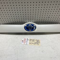 2014 2018 TOYOTA HIGHLANDER REAR TRUNK LID GARNISH TRIM OEM 