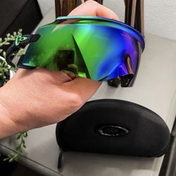 🍀New Oakleys  Box, Pouch Cloth All Included🍀