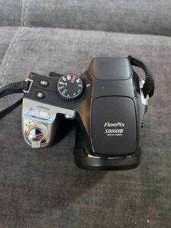 Fujifilm Finepix S8000fd 8MP Digital Camera with 18x Optical Image Stabilization