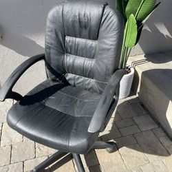 Leather  Black Office Chair With Height Adjustment 