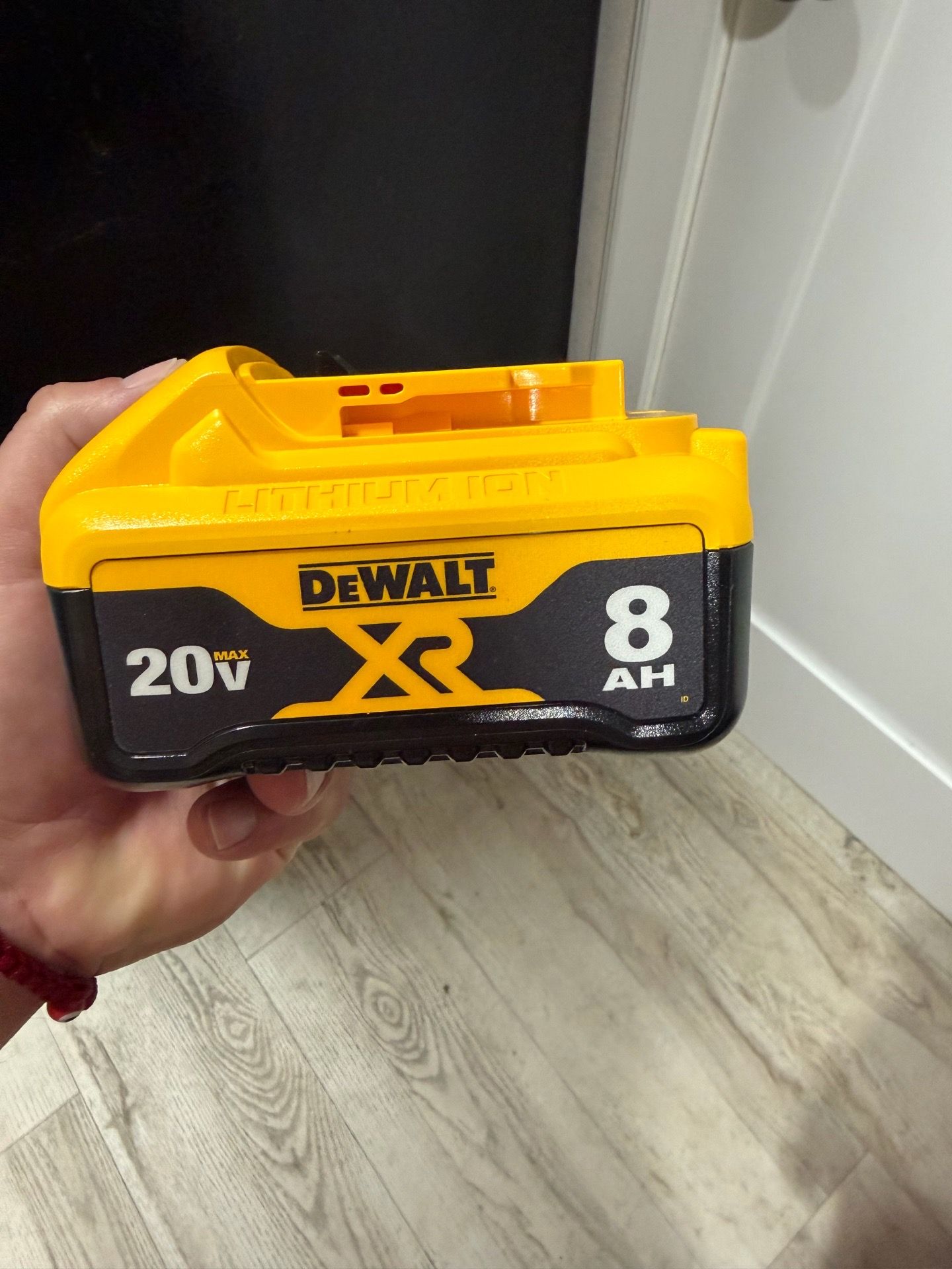 Brand new Dewalt 20 -Volt 1 -Pack Lithium-ion ( 8 Ah Battery )