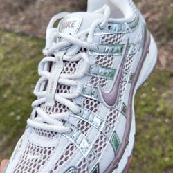 Valentines Sale! Nike Size 6y/Womans 7.5-8