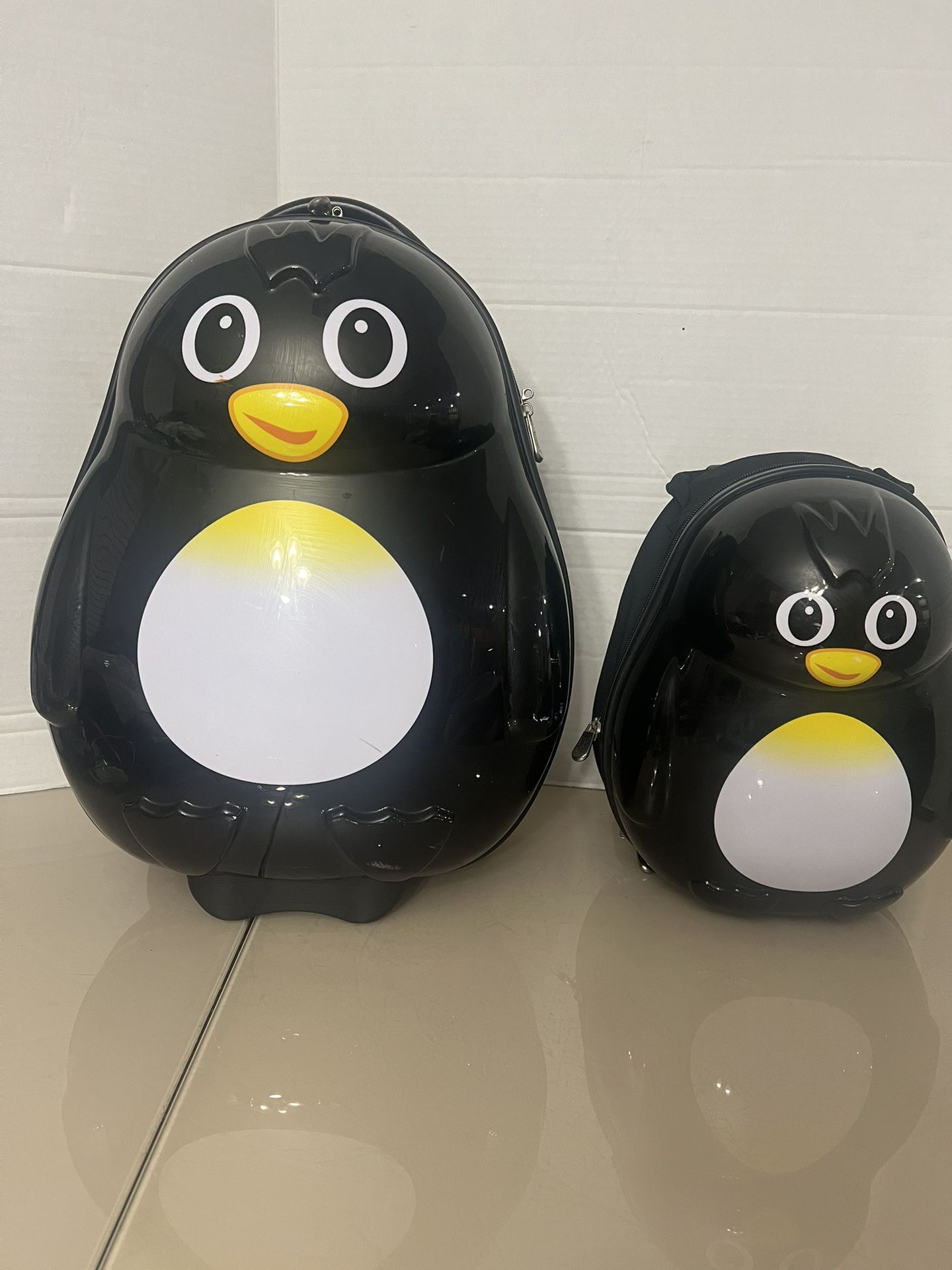 Travel Buddies Penguin Luggage Backpack Hardside Carry-On Rolling Luggage-2pc. Pre owned in good structural condition. Cosmetically, there are some no