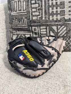 Wilson A360 Series 32.5-inch Catcher's Mitt Gray Youth Left Handed