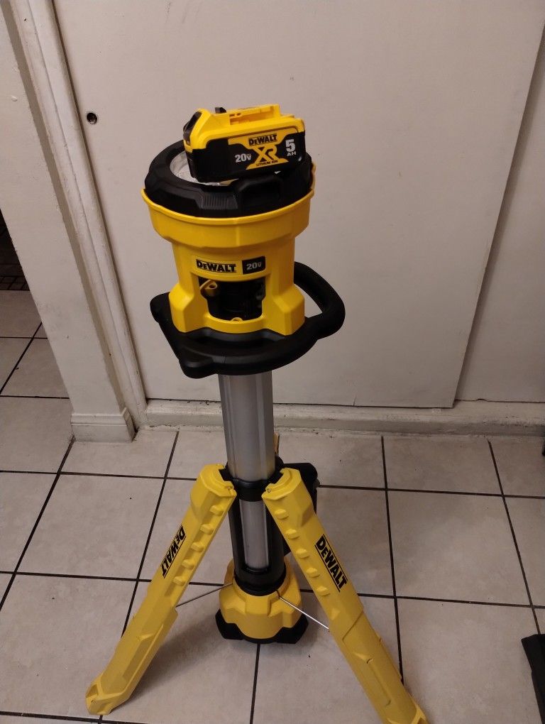 Like New Dwalt 20 Volt Tripod Ligth Con Batería $$225 Fijo