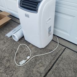 PORTABLE  AIR CONDITIONER  BLACK+ DECKER  (12000 BTU)
