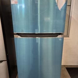 New Frigidaire 30” 18.3 Cu Ft Top Freezer Bottom Refrigerator 