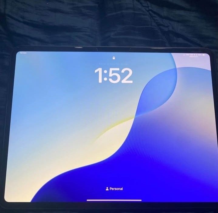 IPAD 13 INCH M4 BUNDLE- READ DESCRIPTION