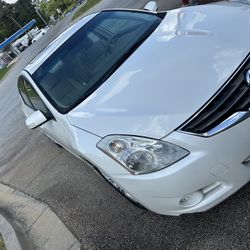 2011 Nissan Altima *Excellent condition*
