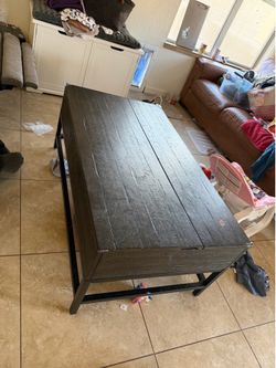 Coffee table with storage and risible ledge