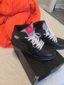 Air Jordan 1 Mid SE  wolf Gray