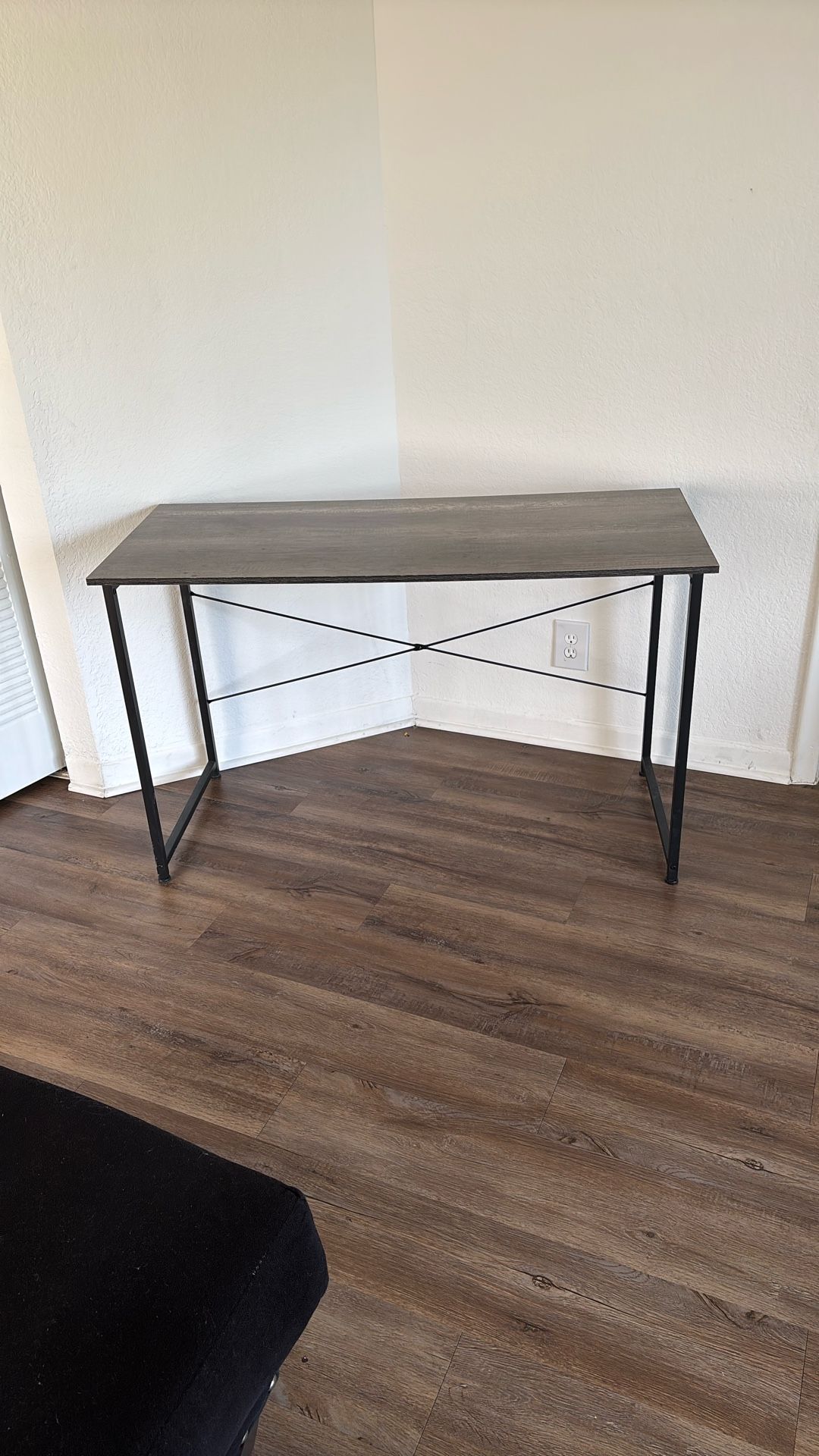 Modern Desk – Great Condition – 4ft Wide $50 OBO