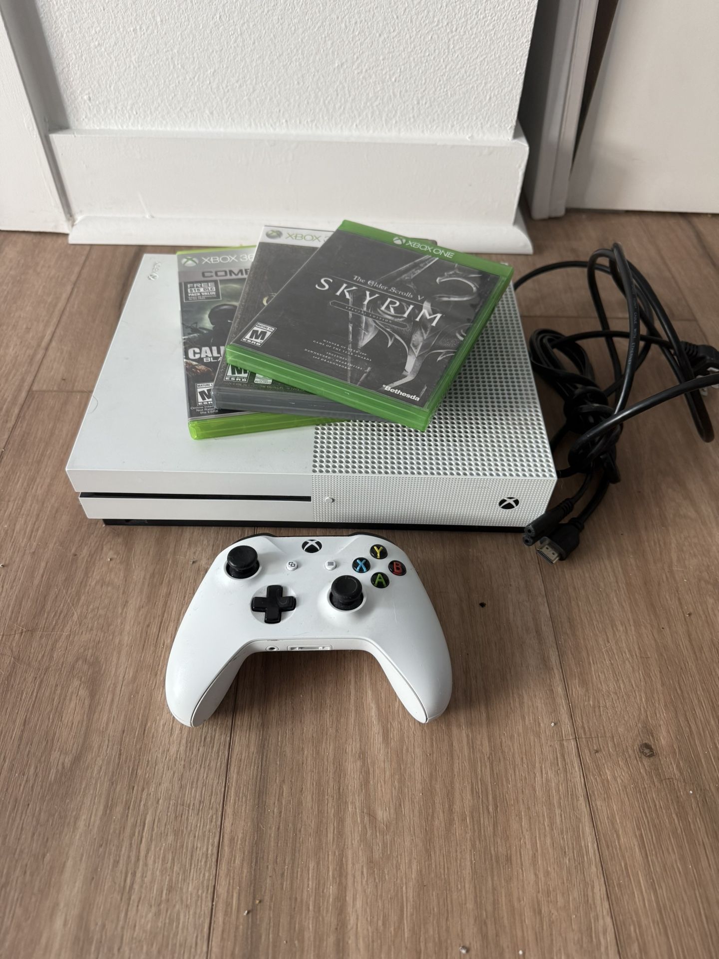 XBOX SERIES 1 S - Games, Controller, And Power Cable/HDMI Included