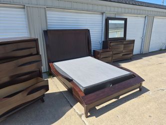 Nicely designed Queen bedroom  set