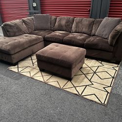 Sectional Couch with Ottoman!! Delivery Available 🚚!! Dimensions: 123” x 85” Length x 33” Height x 38” Depth