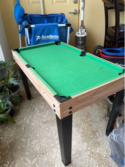 Mini pool table