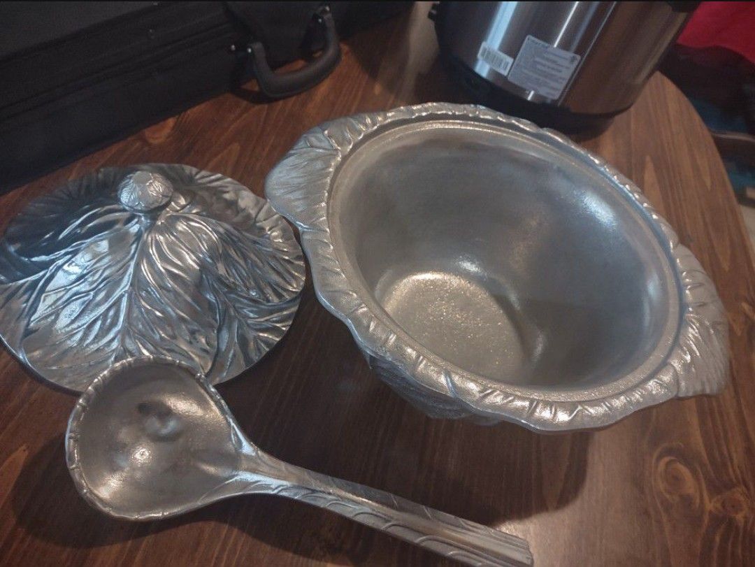 Selling my WILTON MOUNT PEWTER CABBAGE LEAF BOWL JOY PA USA