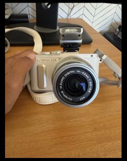 Olympus PEN E-PL8 Mirrorless Camera with 14-42mm Lens
