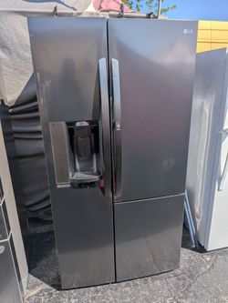 LG showcase refrigerator/3 months of warranty and free local delivery