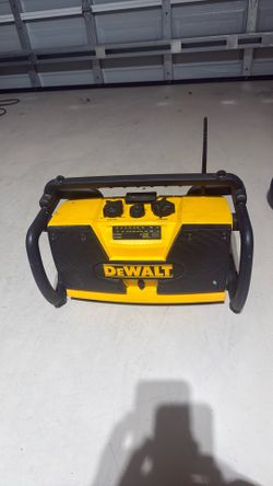 De Walt Site Radio/Charger Station