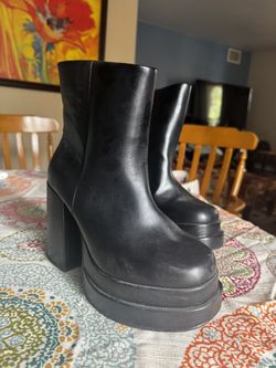 Torrid Women’s Platform Boots Size 8.5W